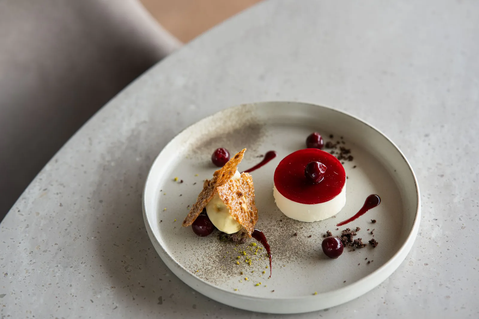 Dessert raffinato con ciliegia in un ristorante di alta cucina